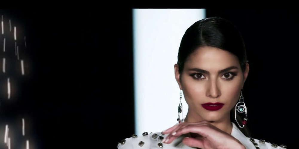 Το ντεκολτέ της Ηλιάνας Παπαγεωργίου δεν αφήνει τίποτα στην φαντασία [εικόνες & βίντεο]