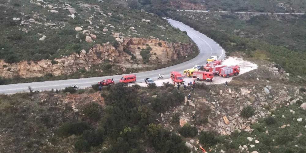 Θρίλερ στην Πεντέλη: Γυναίκα οδηγός έπεσε σε γκρεμό και εγκλωβίστηκε στο αυτοκίνητο