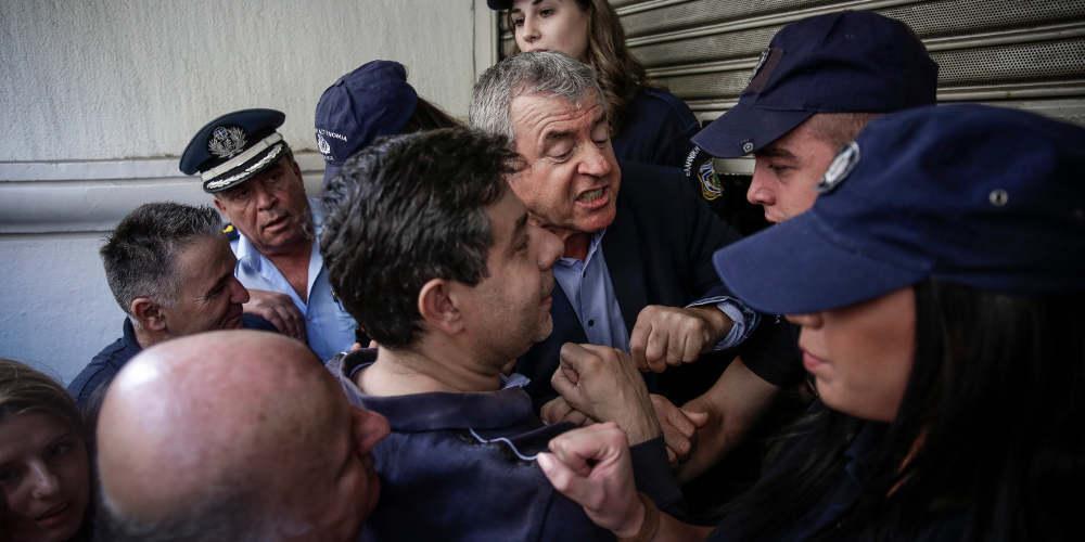 Ένταση έξω από το υπουργείο Υγείας όπου κατέληξε η πορεία της ΠΟΕΔΗΝ [βίντεο]