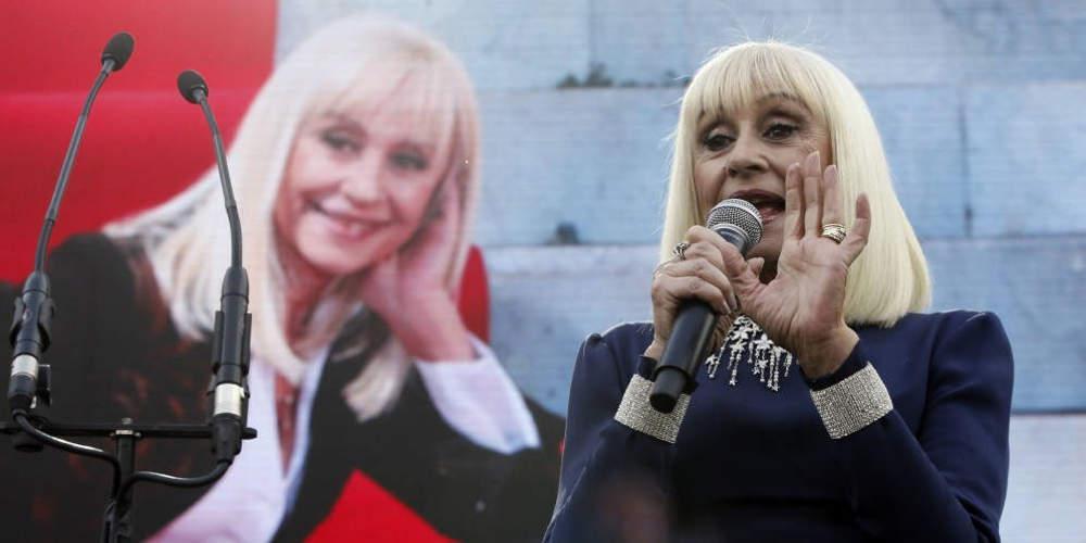 Ραφαέλα Καρά στην «El Pais»: Θα έριχνα… κλωτσιά στον Γουάινστιν