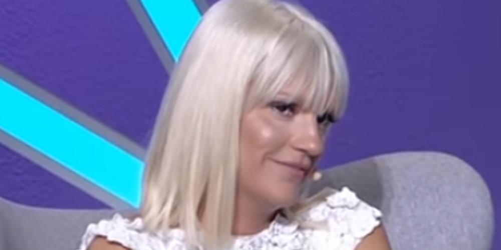 Στα σοκάκια της Μυκόνου με μούτρα μέχρι το πάτωμα η Σάσα Σταμάτη