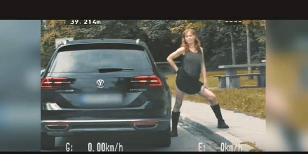 Ακριβά πλήρωσε το στριπτίζ που έκανε… στη μέση του δρόμου Γερμανίδα ηθοποιός [βίντεο]