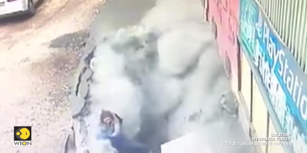 Σοκαριστικό βίντεο: Υποχώρησε ο δρόμος και «κατάπιε» δύο γυναίκες