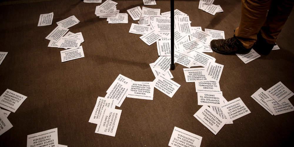 Εισβολή αντιεξουσιαστών στην εφορία του Βύρωνα