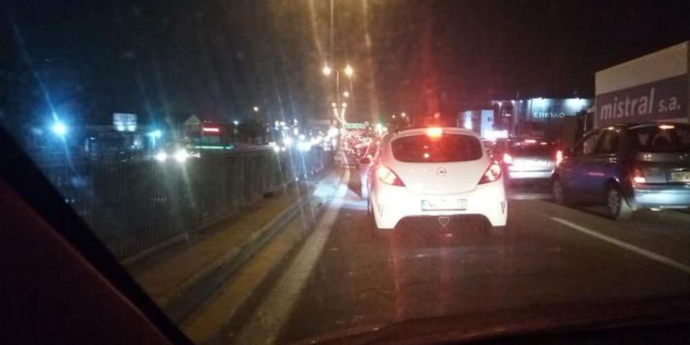 Κλειστή η εθνική οδός στο ύψος της Ιεράς Οδού λόγω τροχαίου