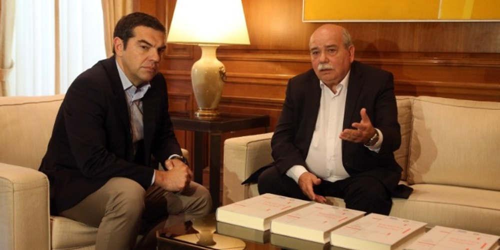 «Ημέρα με ιδιαίτερο ιστορικό συμβολισμό» είπε ο Τσίπρας παραλαμβάνοντας τους πρώτους τόμους του Φακέλου της Κύπρου