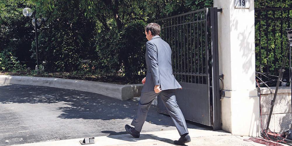 Συναγερμός στο Μαξίμου για τις αποδοκιμασίες στελεχών και τη γκάφα Λοΐζου