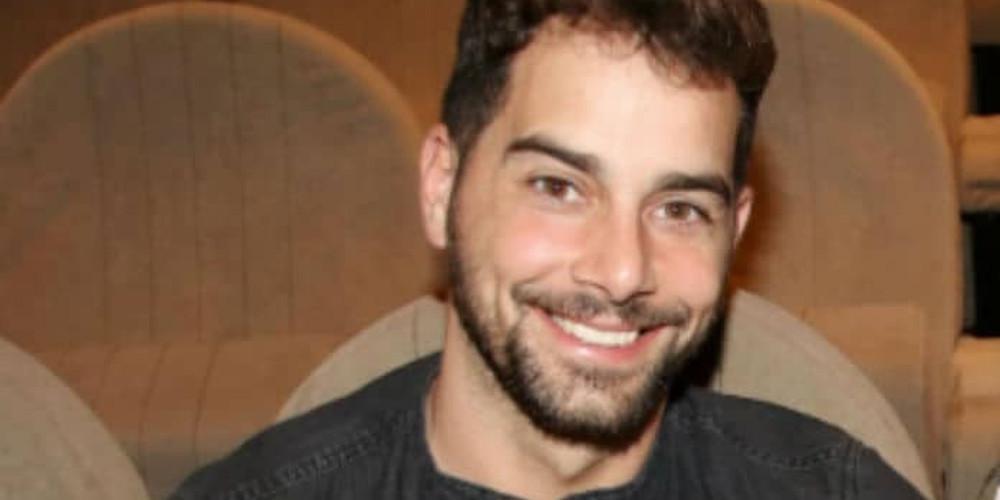 Με χαμόγελο μέχρι τα αυτιά στο πλευρό αιθέριας ύπαρξης o Χάρης Γιακουμάτος