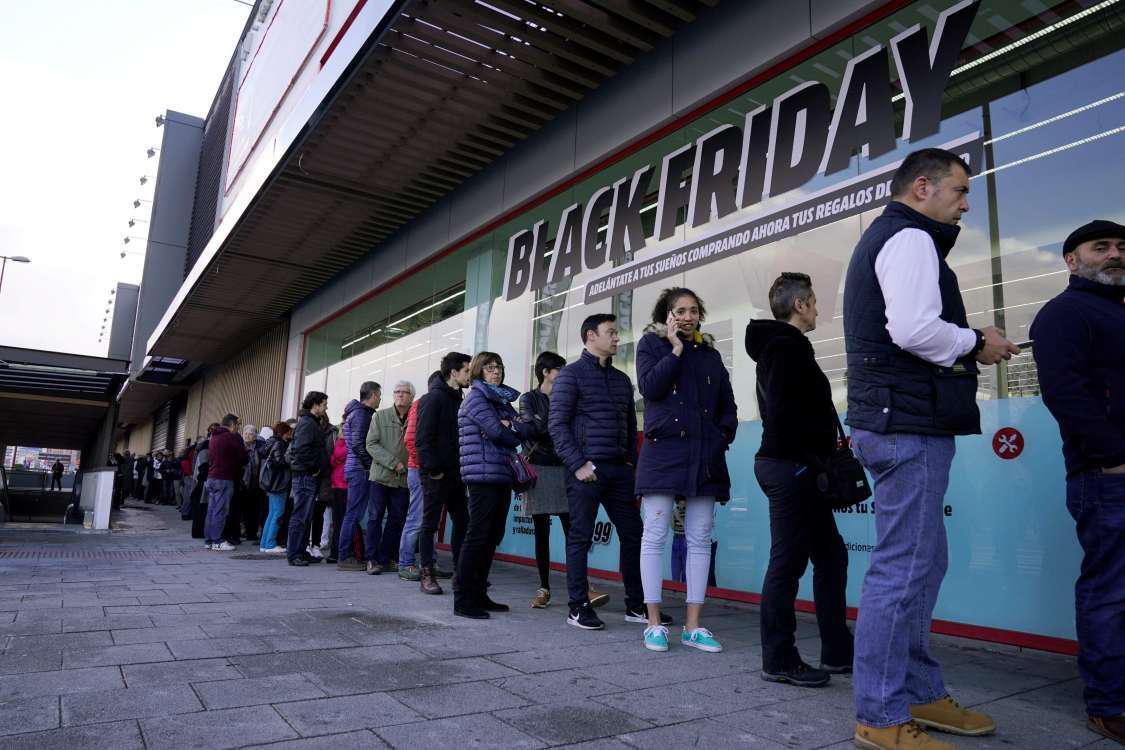 Black Friday: Καταναλωτικό αμόκ σε Ιταλία και Ισπανία-Στα κάγκελα οι επιδημιολόγοι