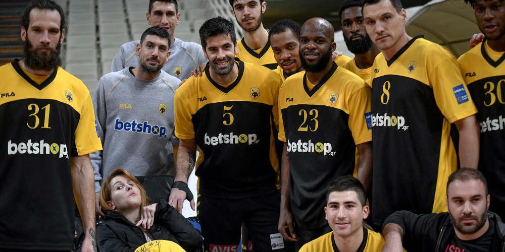 Η μπασκετική ΑΕΚ δεν ξεχνά την Μυρτώ της Πάρου - Τι δώρο της έκαναν οι παίκτες [βίντεο]