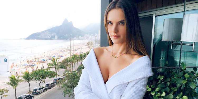 Η Αλεσάντρα Αμπρόζιο μόνο με τα εσώρουχα [εικόνα]