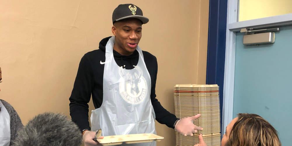 Συγκλόνισε ο Αντετοκούνμπο: Μοίρασε φαγητό αξίας 50.000 δολαρίων σε άπορους [εικόνες & βίντεο]