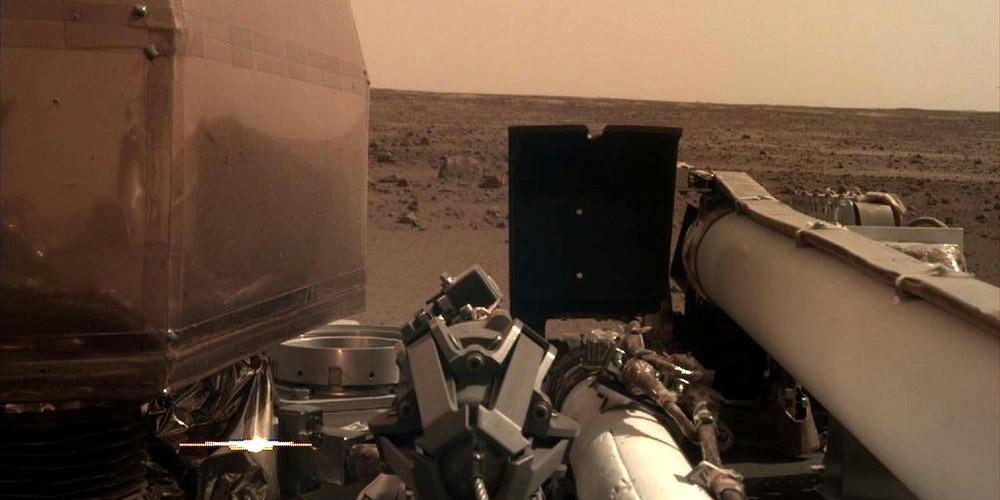 Μεγάλες αντιδράσεις πυροδότησε στο διαδίκτυο η ακραία θέση που έλαβε ο τερματοφύλακας Χεσούς Φερνάνδεθ, πρώην παίκτης της Ρεάλ Μαδρίτης, για τα όσα διαδραματίζονται στην Καταλονία, μετά την ανακοίνωση της καταδίκης εων 12 αυτονομιστών πολιτικών, ζητώντας την επέμβαση του στρατού. Ο πρώην παίκτης της 'Βασίλισσας', που σήμερα αγωνίζεται στην ρουμανική Κλουζ, δημοσίευσε στον λογαριασμό του στο Twitter εικόνες από τις συγκρούσεις στη Βαρκελώνη και σχολιάζοντας ζήτησε, ούτε λίγο, ούτε πολύ, την επέμβαση του στρατού στην Καταλονία. «Θλιβερό αυτό που συμβαίνει στην Καταλονία. Ο στρατός να επέμβει τώρα! Όχλος και κακοποιοί που διαδηλώνουν με αυτόν και ακόμη χειρότερο τρόπο για μία καταδίκη, που είναι εξάλλου και μικρή. Είναι τρελό. Ζήτω η Ισπανία!» Με αυτόν τον ακραίο τρόπο και ο Φερνάνδεθ θέλησε να εκφράσει την άποψή του για όσα συμβαίνουν μετά την απόφαση του Ανωτάτου Δικαστηρίου και τις κινητοποιήσεις που αυτή πυροδότησε στην καταλανική κοινωνία. Πολλές προσωπικότητες από διάφορους τομείς του δημόσιου βίου, του θεάματος και του αθλητισμού έχουν τοποθετηθεί --άλλοι με αρνητικό τρόπο κι άλλοι συμφωνώντας με την απόφαση. Αμέσως το tweet του Φερνάνδεθ γέμισε με απαντήσεις κι αντιδράσεις θαυμαστών του, ή άλλων φιλάθλων, πολλές από αυτές ήσαν αρνητικές, έως και προσβλητικές.