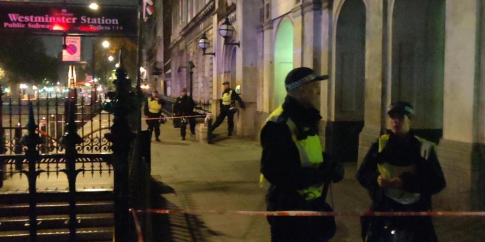 Εντοπίστηκε ύποπτο δέμα κοντά στο Κοινοβούλιο της Βρετανίας [εικόνες & βίντεο]