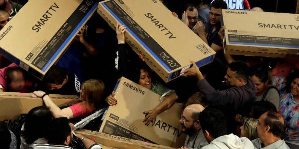 Black Friday: Ξύλο και ατελείωτες ουρές σε όλο τον κόσμο [εικόνες & βίντεο]