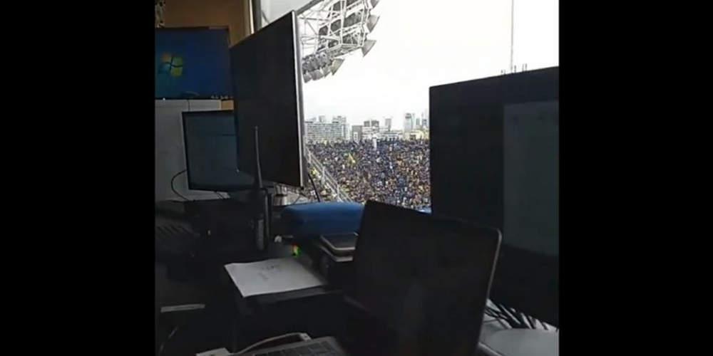 «Σεισμό» προκάλεσαν οι οπαδοί της Μπόκα στο μπουθ του εκφωνητή [βίντεο]