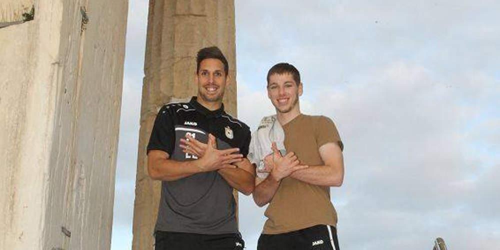 «Περίεργη» χειρονομία με τον αλβανικό αετό από παίκτες της Ντουντελάνζ στην Ακρόπολη [εικόνα]