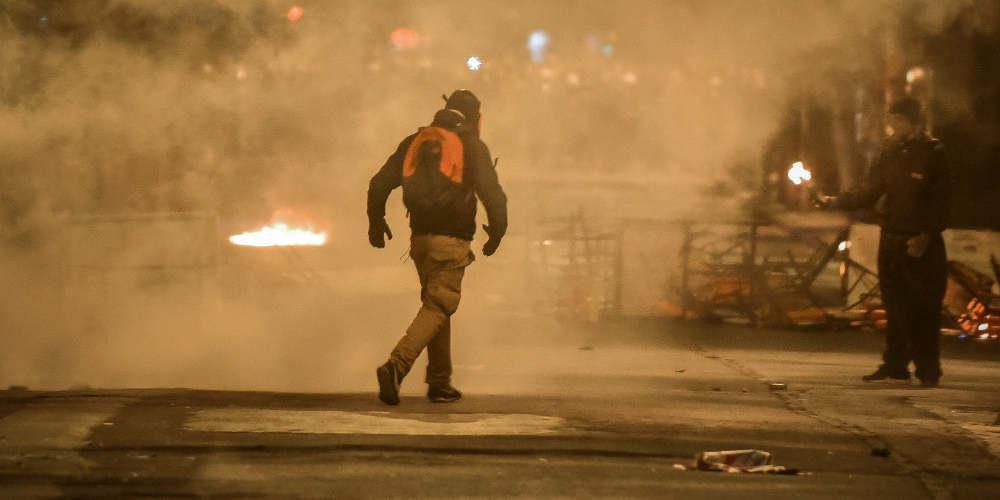 Νέα επεισόδια την Παρασκευή στο Πολυτεχνείο με πέτρες και μολότοφ κατά των ΜΑΤ