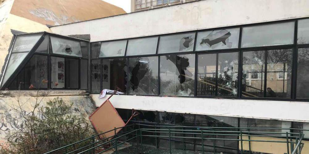 Την προσφυγή στη δικαιοσύνη σκέφτονται στο ΑΠΘ μετά τους βανδαλισμούς στη Θεολογική Σχολή