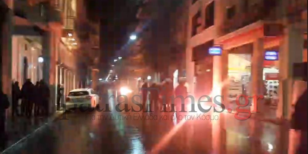 Οδομαχίες στην Πάτρα: Μολότοφ και χημικά μετά την πορεία για το Πολυτεχνείο [βίντεο]