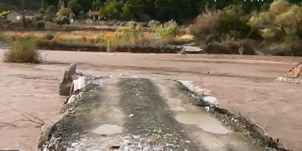 Η «Πηνελόπη» γκρέμισε γέφυρα ανάμεσα σε Ναύπακτο και Αγρίνιο [βίντεο]