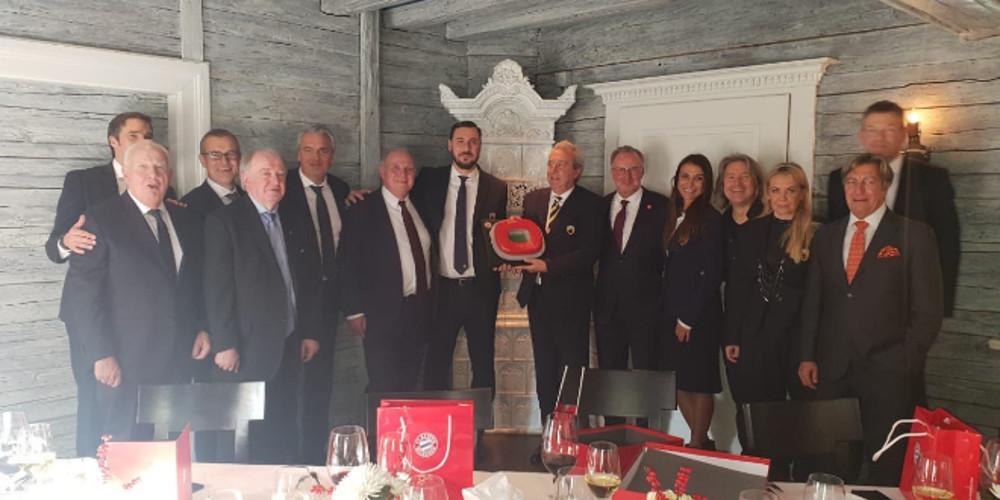 Η έκπληξη της Μπάγερν στην ΑΕΚ: Τραγούδησαν στο πιάνο τον ύμνο των «κιτρινόμαυρων»