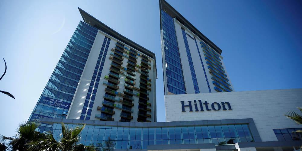 Σκάνδαλο: Καθάριζαν όλο το ξενοδοχείο με το ίδιο πανί [βίντεο]