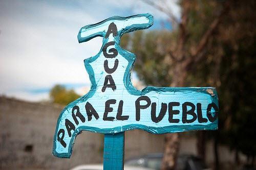 Η διαχείριση του νερού στην Ευρώπη μπορεί να φαντάζει στο περισσότερους ως ένα ζήτημα που έχει λυθεί. Η πραγματικότητα όμως διαψεύδει κατηγορηματικά αυτήν την εντύπωση, αν ερευνήσει κανείς το παρασκήνιο πίσω από τις ιδιωτικοποιήσεις του νερού στα περισσότερα κράτη-μέλη και τα κύματα αντιδράσεων που έχουν προκαλέσει.