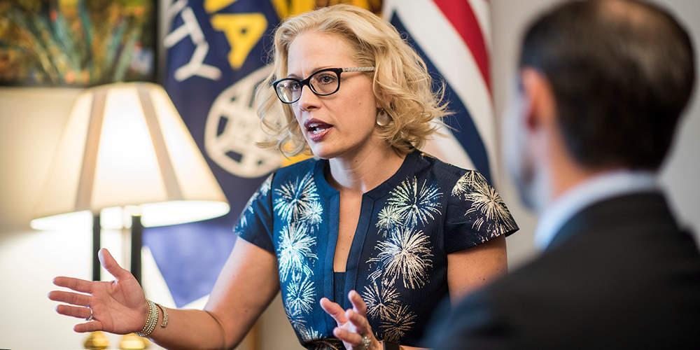 Ποια είναι η αμφιφυλόφιλη γερουσιαστής των ΗΠΑ που δηλώνει ότι μισεί τον Τραμπ