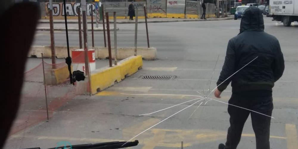 Απίστευτο: Νεαροί έσπασαν λεωφορείο του ΟΑΣΘ στη Θεσσαλονίκη [εικόνες & βίντεο]