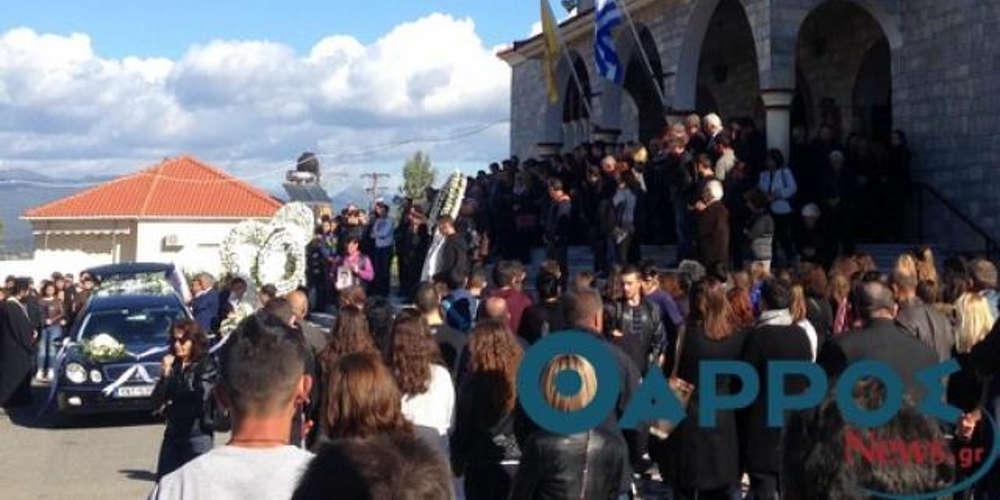 Ράγισαν και οι πέτρες στην κηδεία του τρίτου 15χρονου που σκοτώθηκε στο πολύνεκρο τροχαίο στη Μεσσηνία