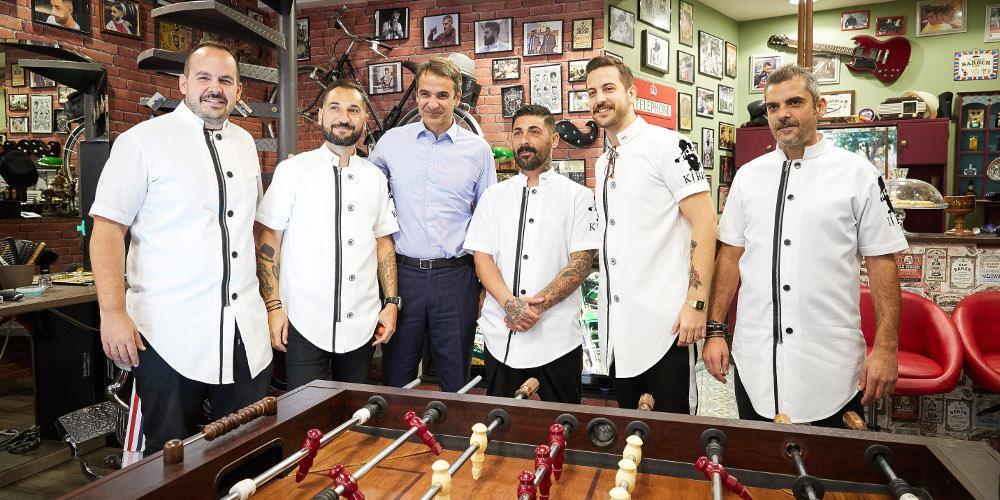 «Ρωτούσε για το κούρεμα της αυτοδυναμίας»: Ο κουρέας του Μοσχάτου μιλά για τον Μητσοτάκη