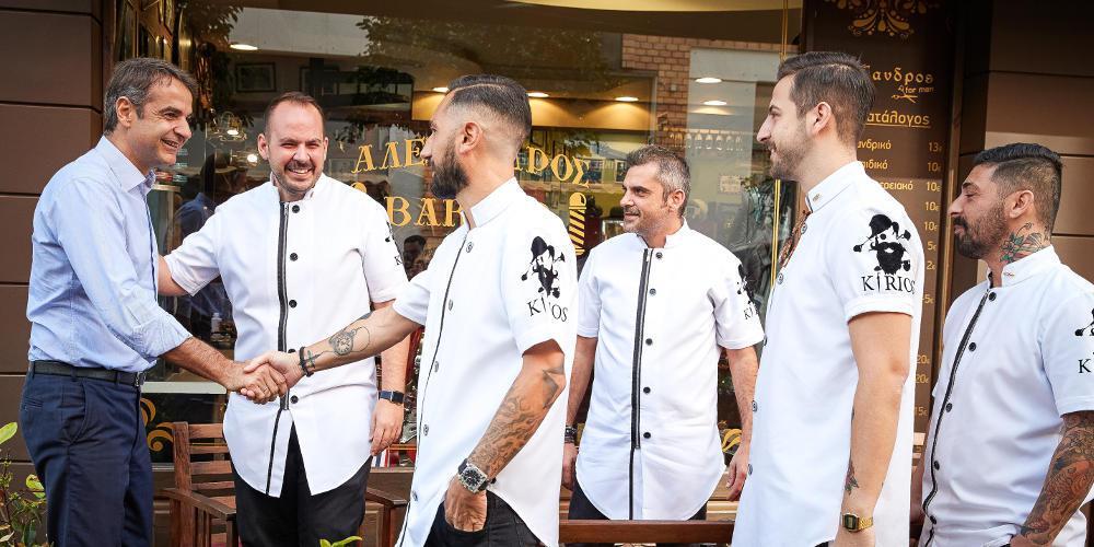 «Το κούρεμα στον Χατζηδάκη είναι σαν μερεμέτι» - Ο Μητσοτάκης έκανε βόλτα στο Μοσχάτο