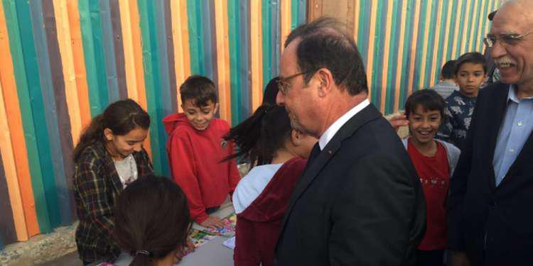 Στο κέντρο φιλοξενίας προσφύγων στον Ελαιώνα ο Φρανσουά ΟλάντΣτο κέντρο φιλοξενίας προσφύγων στον Ελαιώνα ο Φρανσουά Ολάντ