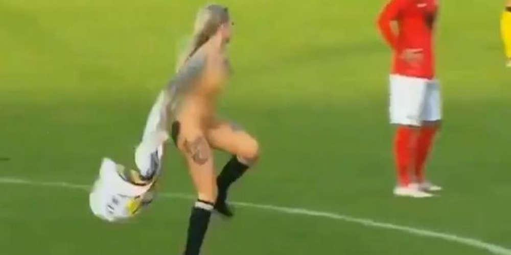 Ολλανδέζα «μπούκαρε» στο γήπεδο μόνο με κάλτσες και παπούτσια [βίντεο]