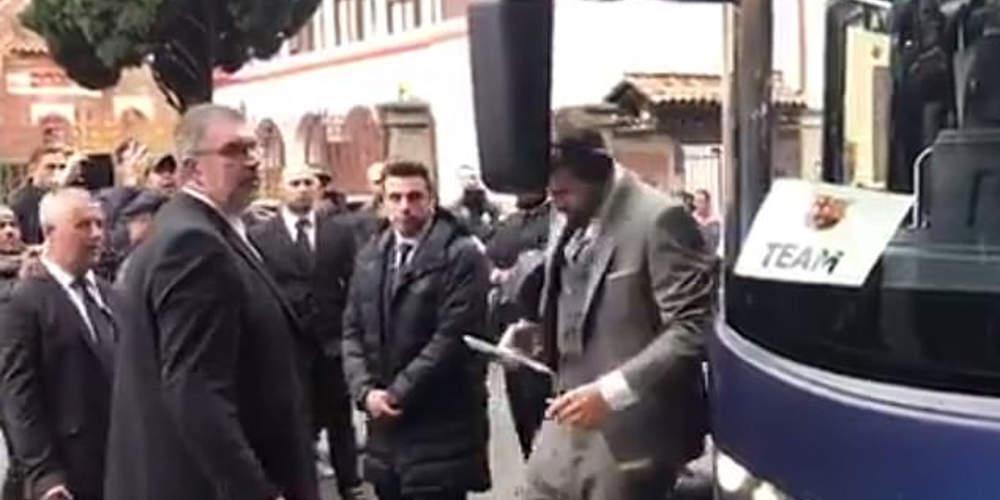 Απίστευτη γκάφα Πικέ: Χτύπησε το κεφάλι στο καθρέπτη του πούλμαν της Μπαρτσελόνα [βίντεο]