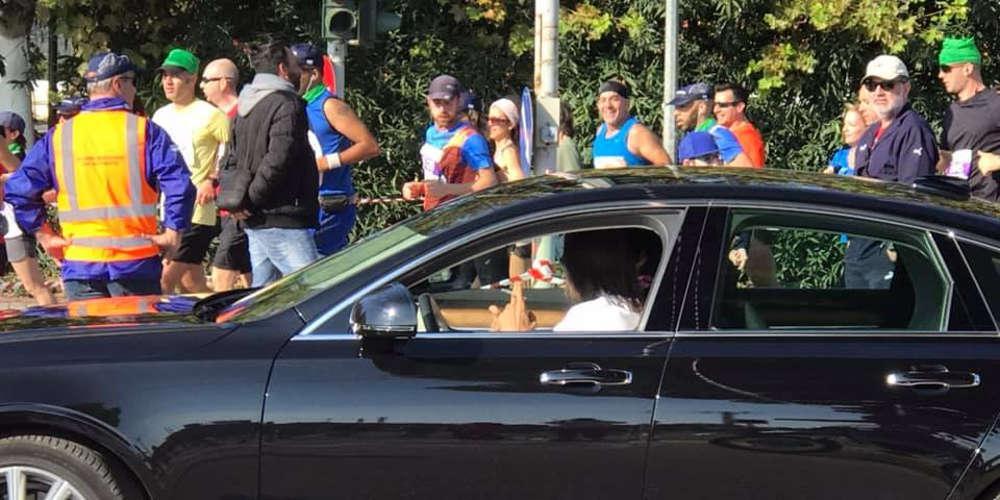 Απίστευτη καταγγελία: Ο Ψινάκης σταμάτησε τον Μαραθώνιο για να περάσει με την λιμουζίνα του [εικόνες]