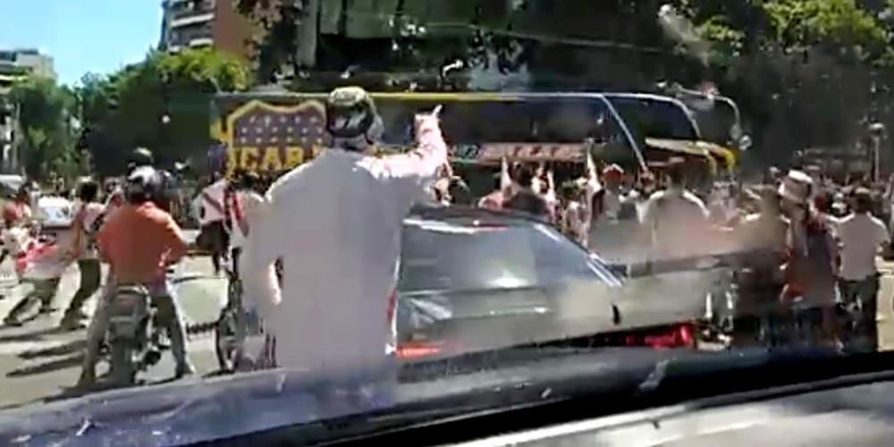 Συγκλονιστικό βίντεο: Οι παίκτες της Μπόκα τραγουδούν αγκαλιασμένοι ενώ πέφτουν πέτρες