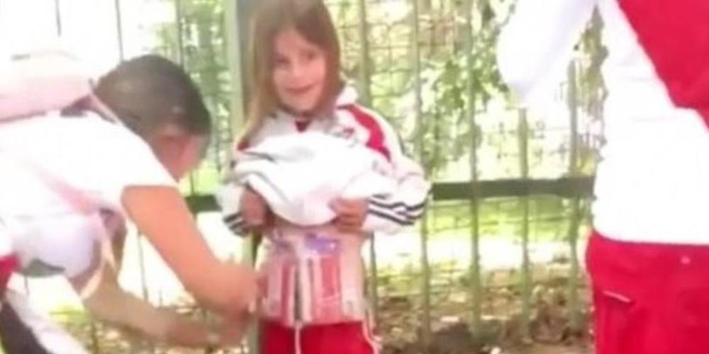 Συνελήφθη η οπαδός της Ρίβερ που έδεσε καπνογόνα στο σώμα του παιδιού της