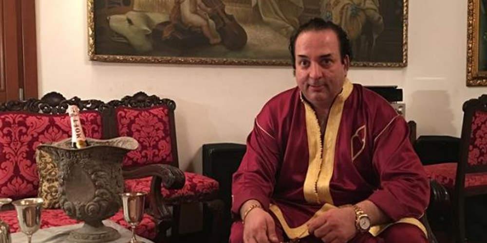 Η «χρυσή» ζωή του Ριχάρδου στο Facebook: Σαμπάνιες, χλιδή και ταξίδια [εικόνες]