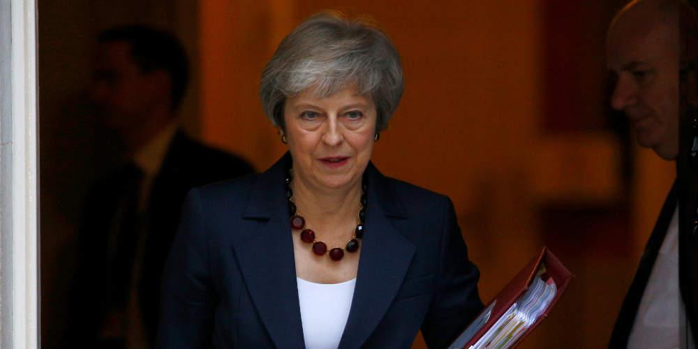 Η Μέι απέλυσε τον υπουργό Άμυνας γιατί διέρρεε μυστικά στη Huawei