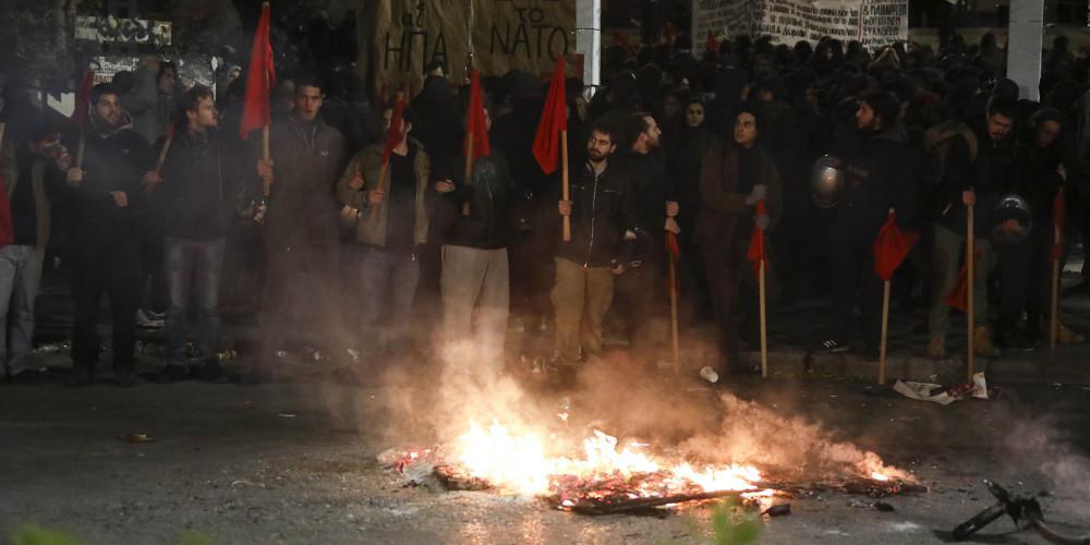 Επεισόδια στη Θεσσαλονίκη - Μολότοφ και χημικά μετά την πορεία για το Πολυτεχνείο [βίντεο]