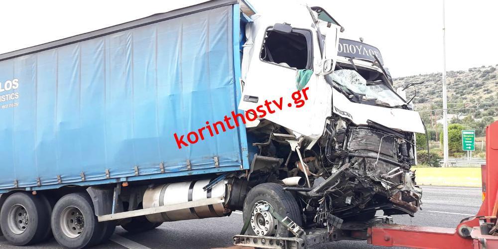 Τροχαίο με δύο νταλίκες στην Εθνική Οδό Αθηνών-Κορίνθου [εικόνες]