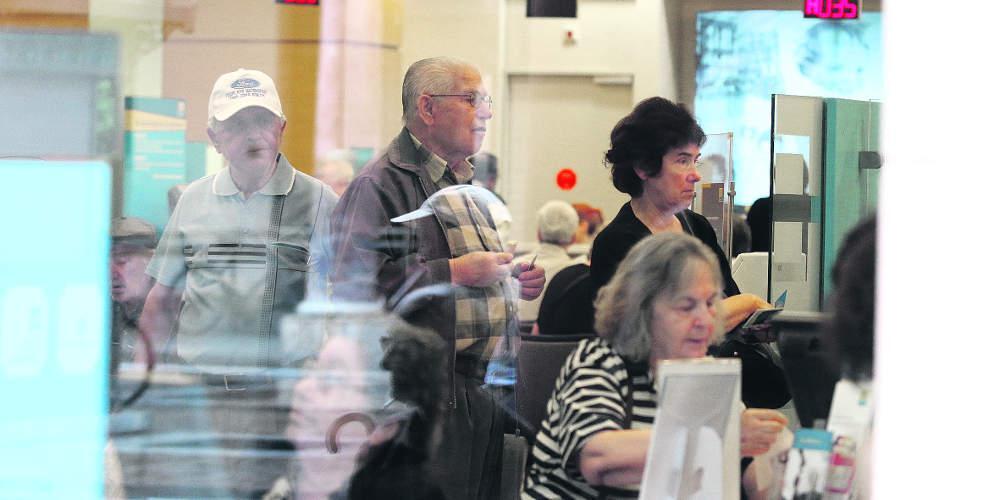 Χάος με τις συντάξεις στα ΑΤΜ: Μικρότερα ποσά έβρισκαν οι συνταξιούχοι