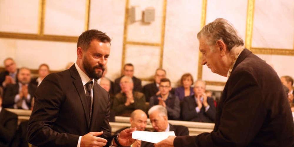 Η Ακαδημία Αθηνών βράβευσε τον ήρωα οδηγό ταξί που έσωσε ανάπηρη τουρίστρια