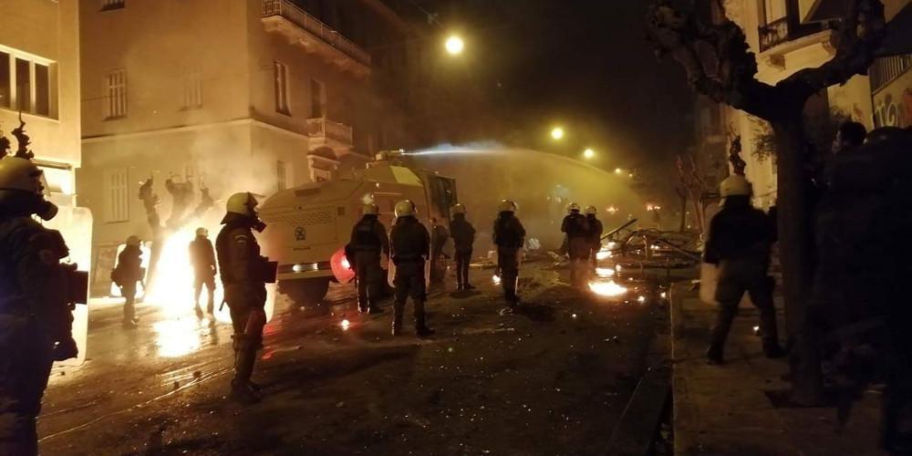 Οι «αύρες» της αστυνομίας στα Εξάρχεια [εικόνες & βίντεο]