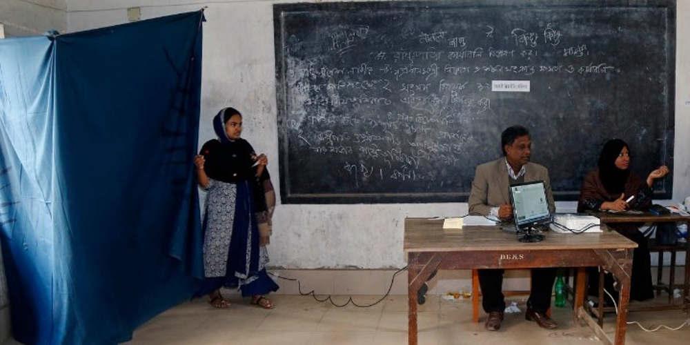 Οι κάλπες βάφτηκαν με αίμα στο Μπαγκλαντές - Στους 17 οι νεκροί των επεισοδίων