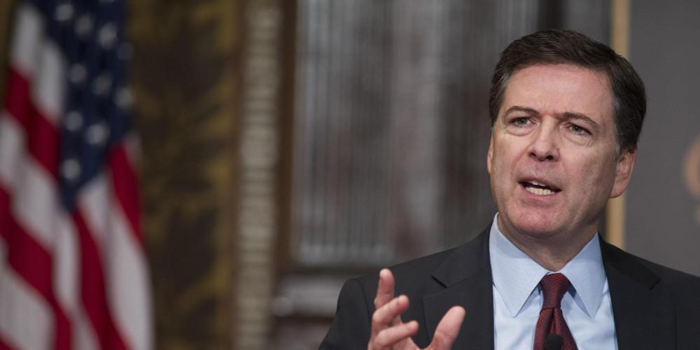 Ο Κόμι τα βάζει ξανά με τον Τραμπ: «Τι κάνουν οι Ρεπουμπλικανοί πια;»