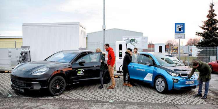 H BMW και η Porsche παρουσίασαν έναν ταχύτατο φορτιστή αυτοκινήτων
