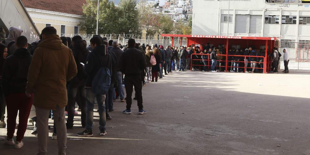 Ουρές πολλών μέτρων για ένα εισιτήριο στο Ολυμπιακός- Μίλαν [εικόνες]